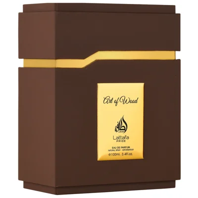 Art of Wood Lattafa Pride edp pembungkusan coklat latar putih dekat sisi