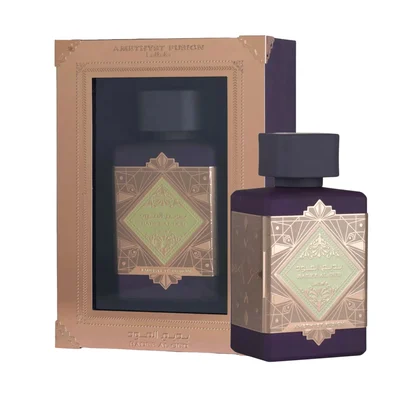 Lattafa Bade'e Al Oud Amethyst Fusion 100ml — A purple perfume bottle with a dark grey cap and a gold and light green geometric label. | Lattafa Bade'e Al Oud Amethyst Fusion 100ml — Botol minyak wangi ungu dengan penutup kelabu gelap dan label geometri emas dan hijau muda.