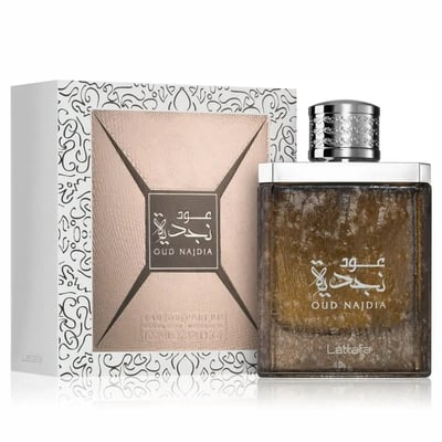 Oud Najdia Lattafa botol sebelah pembungkusan beige latar putih dekat depan