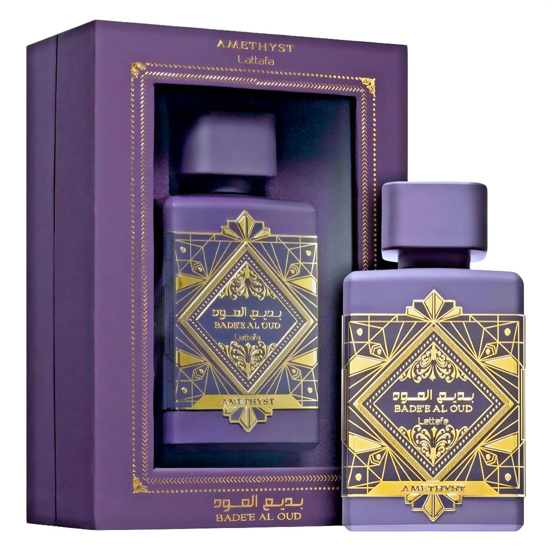 Badee Al Oud Amethyst Lattafa pembungkusan ungu latar belakang putih setting dekat