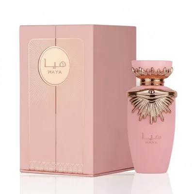 Haya Lattafa pink mewah pembungkusan sleek latar belakang putih dekat sudut sisi