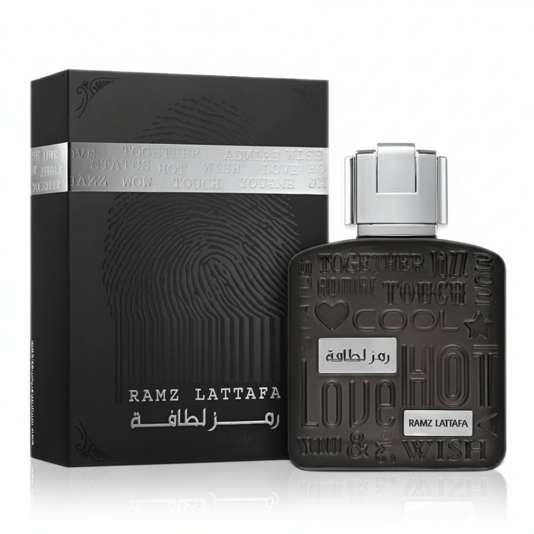Lattafa ramz silver edp pembungkusan hitam sleek, latar belakang putih, dekat botol