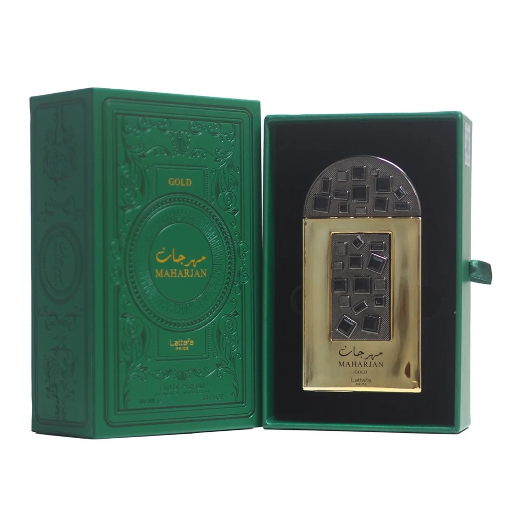 Lattafa Pride Maharjan Gold — A gold perfume bottle with a black mosaic cap and decorative panel sits next to its matching dark green embossed box. | Lattafa Pride Maharjan Gold — Botol minyak wangi emas dengan penutup mozek hitam dan panel hiasan duduk di sebelah kotak hijau gelapnya yang bertebuk.