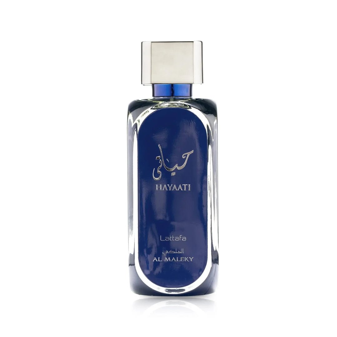 Botol perfume Hayaati Al Maleky Lattafa latar putih dekat depan