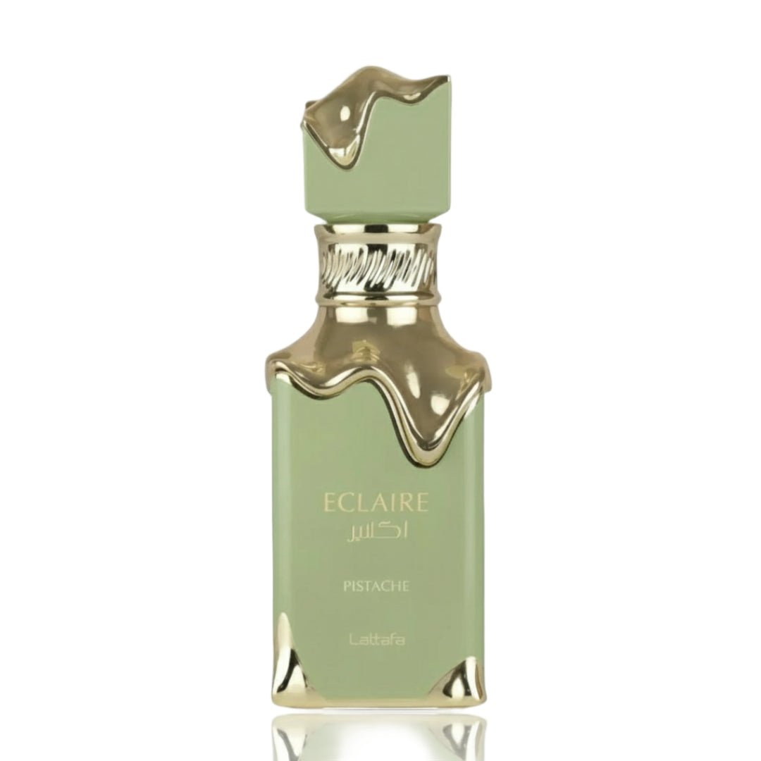 Botol kaca hijau Eclaire Pistache Lattafa, minyak wangi unisex, latar putih, dekat