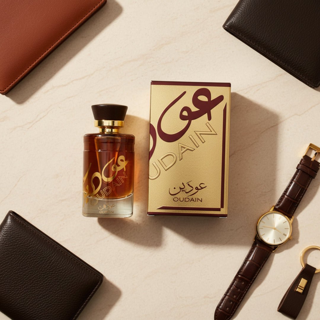 Oudain Lattafa minyak wangi lelaki botol kaca coklat permukaan marmar dikeliling aksesori