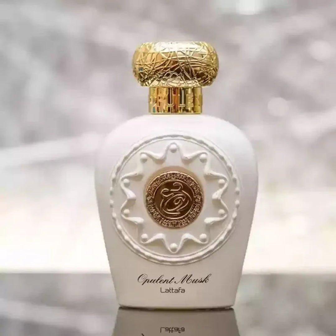 Opulent Musk Lattafa botol putih classy unisex perfume EDP pantulan dekat sisi