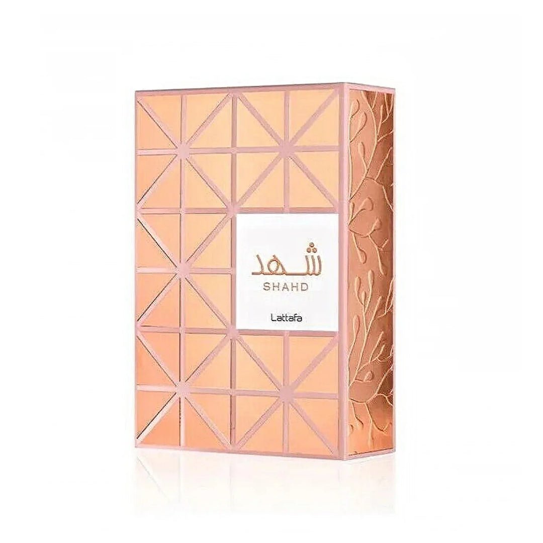 Shahd Lattafa pembungkusan tone warna peach dekat detail latar belakang putih