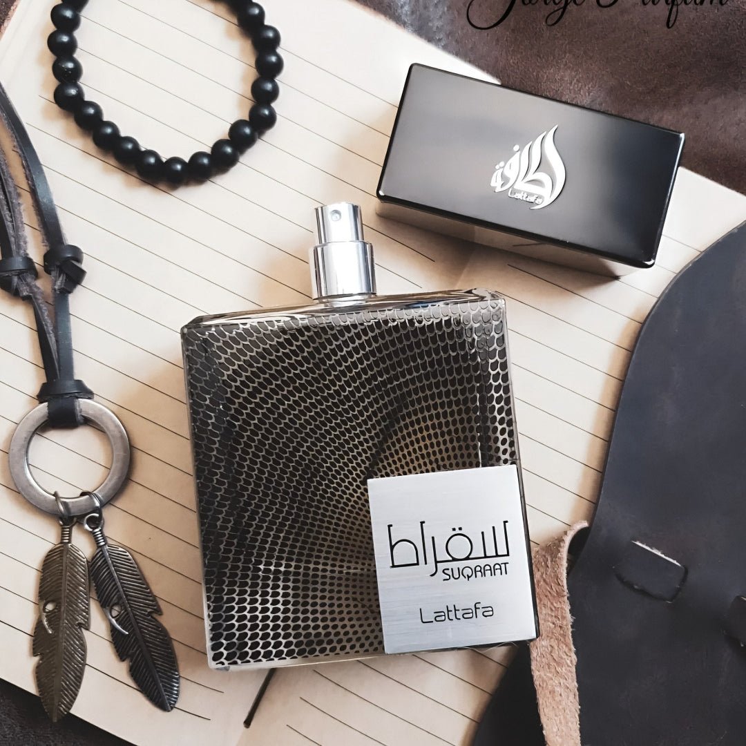 Suqraat Lattafa edp lelaki atomizer mesh perak aksesori latar belakang flatlay dekat