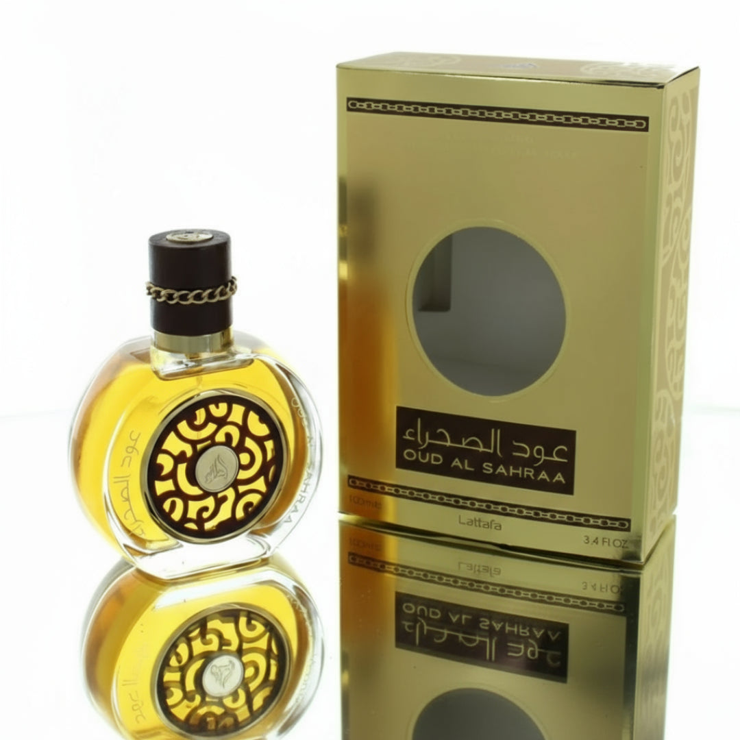 Oud Al Sahraa Lattafa botol sebelah pembungkusan emas latar putih