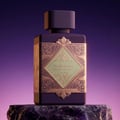 Lattafa Bade'e Al Oud Amethyst Fusion 100ml — A purple perfume bottle with a dark grey cap and a gold and light green geometric label. | Lattafa Bade'e Al Oud Amethyst Fusion 100ml — Botol minyak wangi ungu dengan penutup kelabu gelap dan label geometri emas dan hijau muda.
