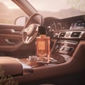 Ana Abiyedh Coral Lattafa edp atas konsol kereta sudut sisi dekat