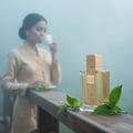 Angham Lattafa edp, botol kaca penutup kayu, perempuan pegang cawan teh hijau