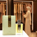 Angham Lattafa edp, pembungkusan krim, meja putih dekat almari latar