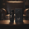 Asad Elixir Lattafa hitam, meja kayu, kerusi kulit coklat, asap naik