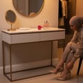 Perempuan berhijab dekat almari putih Charm LaMuse Lattafa edp botol sisi
