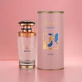 Mayar Lattafa edp perempuan pembungkusan merah jambu pastel dekat kaca silinder