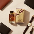 Oudain Lattafa minyak wangi lelaki botol kaca coklat permukaan marmar dikeliling aksesori