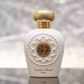 Opulent Musk Lattafa botol putih classy unisex perfume EDP pantulan dekat sisi