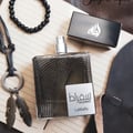 Suqraat Lattafa edp lelaki atomizer mesh perak aksesori latar belakang flatlay dekat