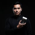 Lelaki baju hitam pegang Suqraat Lattafa edp lelaki pembungkusan dekat