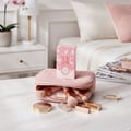 Yara Elixir Lattafa pembungkusan pink tas makeup emas latar marmar putih dekat
