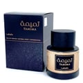 Lattafa Tamima 100ml Eau de Parfum — A black perfume bottle with a wooden cap and a rose gold label sits next to its matching black textured box with rose gold Arabic calligraphy and text. | Lattafa Tamima 100ml Eau de Parfum — Botol minyak wangi hitam dengan penutup kayu dan label emas mawar duduk bersebelahan dengan